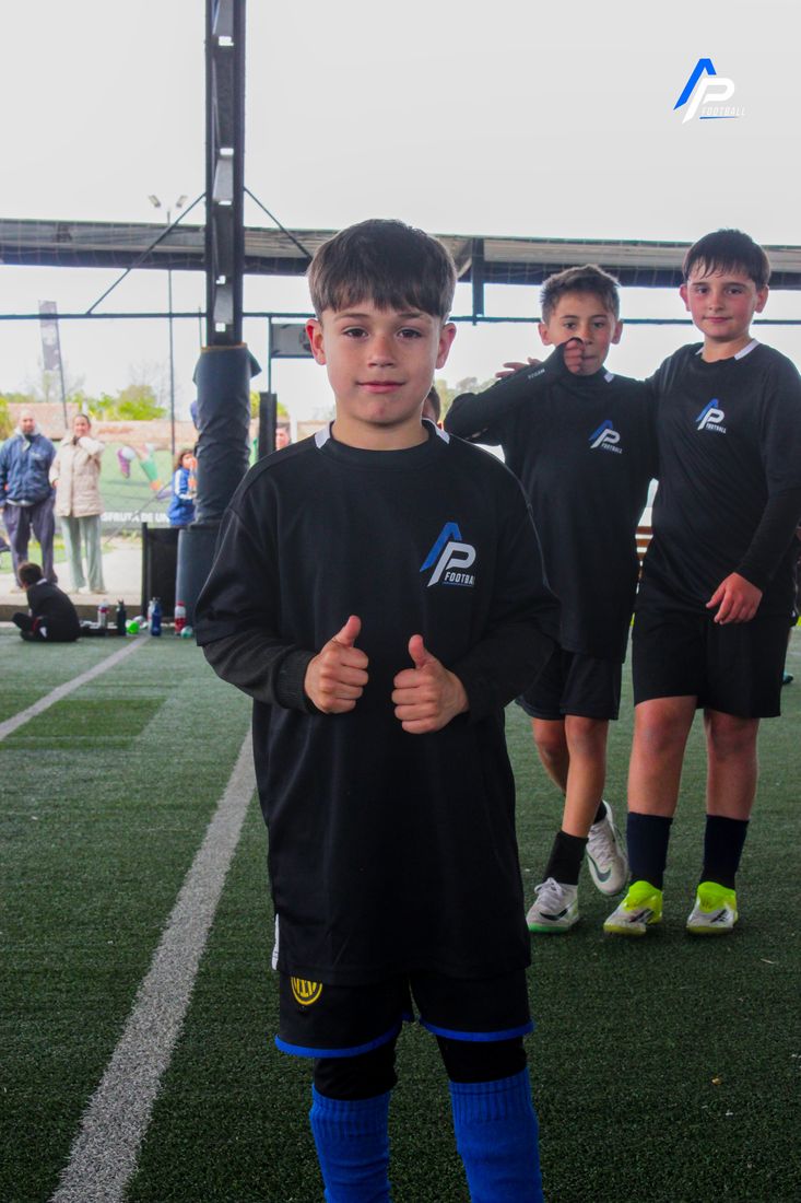 Jugadores con la camiseta Pastrana haciendo el gesto de aprobación en la cancha