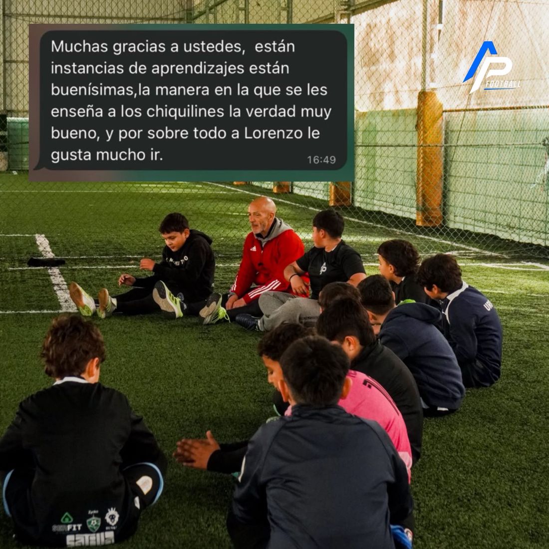 Mensaje de una familia agradeciendo las instancias de aprendizaje, sobre foto de jugadores sentados escuchando al entrenador