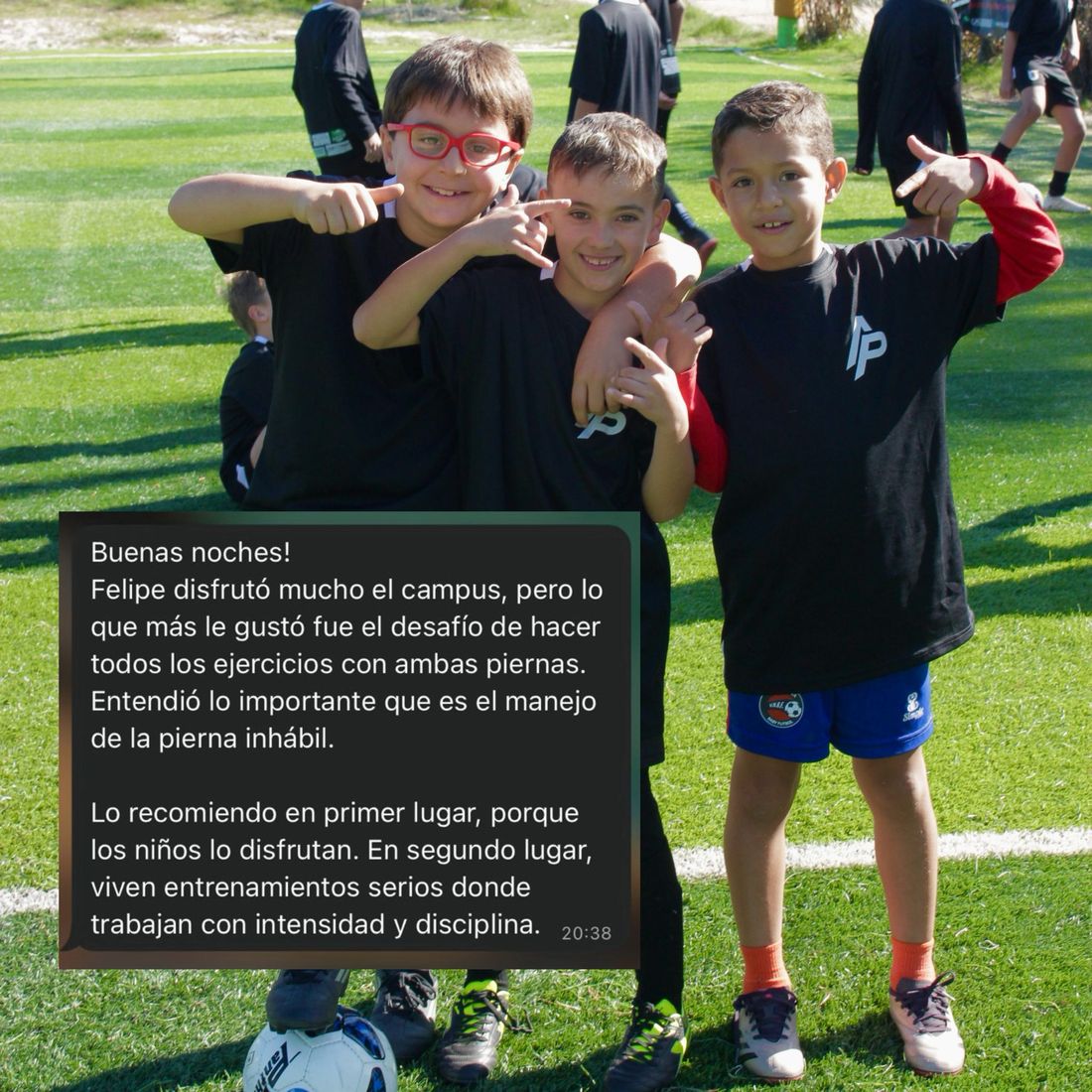 Mensaje de una familia recomendando el campus, sobre foto de tres jugadores sonriendo