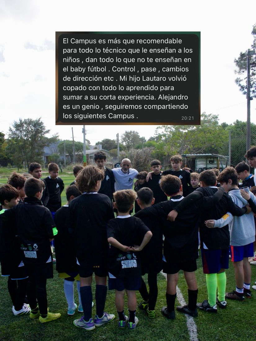 Mensaje de una familia recomendando el campus por lo técnico, sobre foto del grupo abrazado en ronda