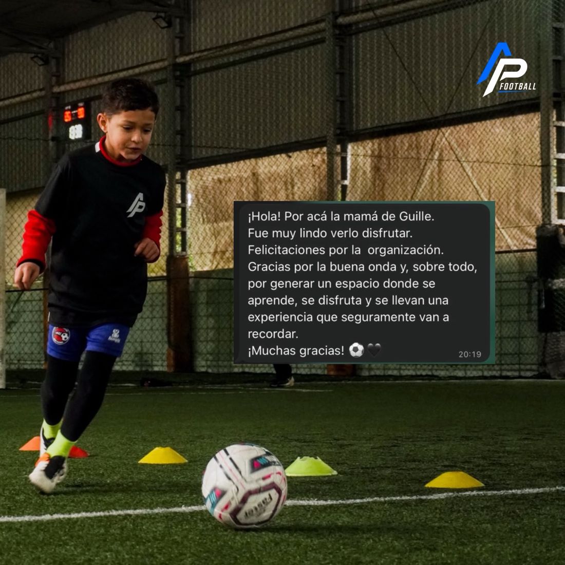 Mensaje de una madre felicitando la organización, sobre foto de un jugador conduciendo la pelota