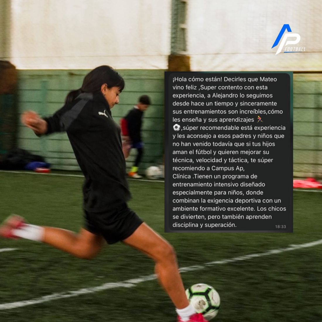 Mensaje de una familia recomendando el Campus AP, sobre foto de una jugadora pateando